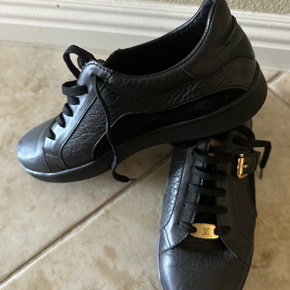 A good condition leather sneaker, size 43